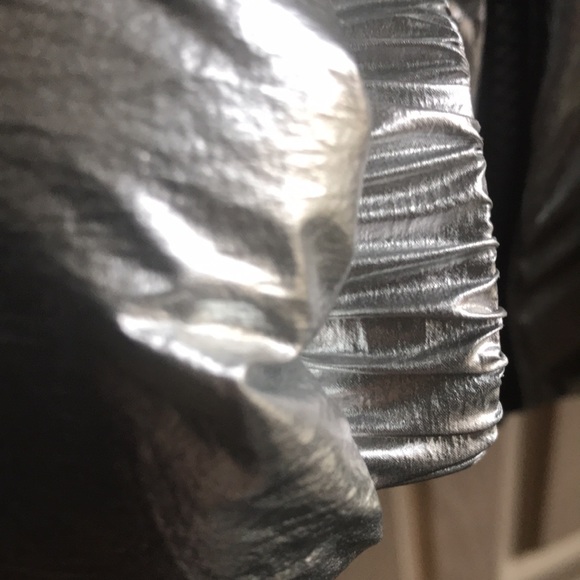 Nearly NEW SILVER PUFFER JACKET ZIP UP - Picture 9 of 16
